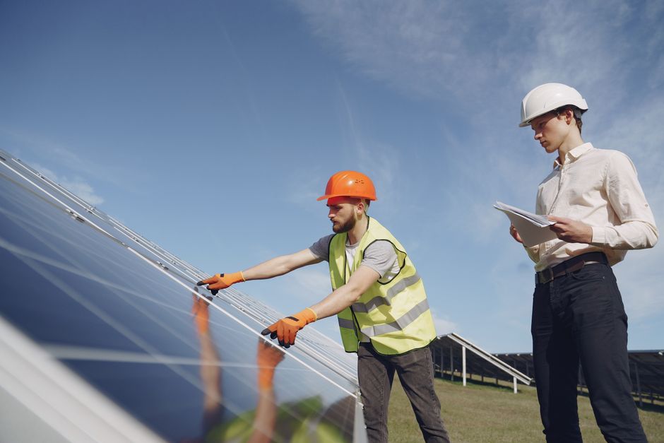 Een zakelijke bijeenkomst over duurzame energieoplossingen en energietransitie voor bedrijven.